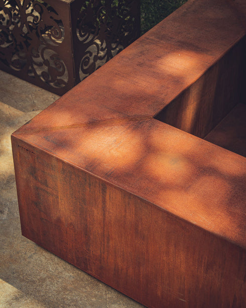 Lareira quadrada One em aço corten com acabamento oxidado para área externa.